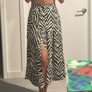 Animal print Zara skirt with slit on the side